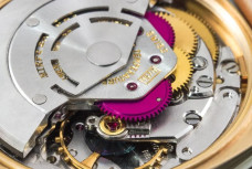 Tại sao đồng hồ Rolex hoạt động mà không cần pin?