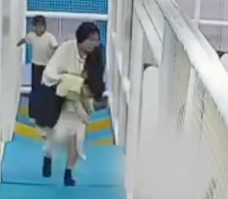 Bé trai tử vong vì vừa chơi đùa vừa uống trà sữa