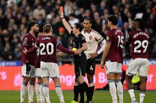 Nghi án sao West Ham cố ý ăn thẻ đỏ trước Liverpool, bị kêu gọi điều tra bán độ