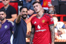 Sesko báo tin vui cho MU, HLV Amorim khuyên Mainoo rèn "vũ khí" mới