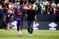 Barca dễ vỡ mộng "ăn 6", Yamal và đồng đội phải cứu HLV Flick