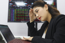 Dòng tiền 'khủng' khuấy động thị trường, VN-Index áp sát 1.800 điểm
