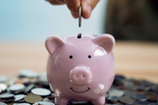 Đàn ông hay phụ nữ giỏi tiết kiệm hơn?