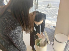 Dịch vụ ngân hàng “5 sao”: Giúp khách bới thùng rác tìm vàng