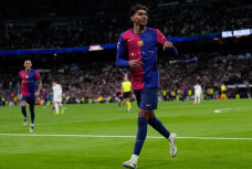 Yamal thích chọc thủng lưới đội phủi hơn Real Madrid, nói đại kình địch là "đồ ăn cắp"