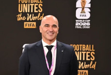 HLV Bồ Đào Nha mơ vô địch World Cup 2026, fan ngủ gật vì lễ bốc thăm dài lê thê