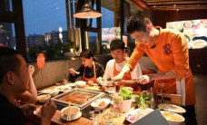 GenZ kiếm trăm triệu/tháng nhờ làm 3 nghề cùng lúc