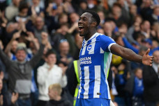 MU lâng lâng sau trận thắng Liverpool: Coi chừng Welbeck & Brighton kéo lại mặt đất