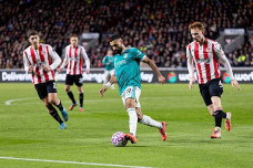 Liverpool sụp đổ có hệ thống: Slot rời xa bản sắc của Klopp, dẫm vết xe đổ của Man City