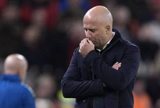 Liverpool thua liên tiếp, HLV Arne Slot và Van Dijk nói gì về phong độ thảm hại?