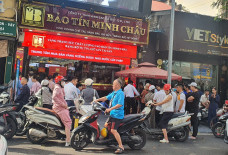 Giá vàng chiều 16/10: Chợ đen chạm ngưỡng 170 triệu đồng/lượng, nhiều người xếp hàng xuyên trưa chờ mua từng chỉ