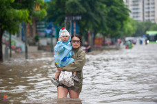 Hà Nội ngập như sông, hàng loạt trường cho học sinh nghỉ
