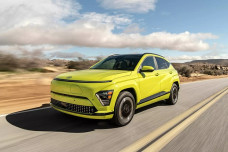 Hyundai Kona Electric 2026 thu hẹp dải sản phẩm, chỉ còn một phiên bản SE