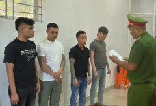 Mâu thuẫn khi mời bia, dùng kiếm tấn công bạn nhậu