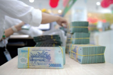 Lý do người dân đổ xô gửi tiền ngân hàng