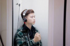 Đeo tai nghe suốt 5 giờ, nam thanh niên đột ngột mất thính lực