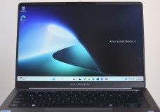 Chiếc laptop AI nhẹ ngang MacBook Air nhưng mạnh, bền hơn gấp bội