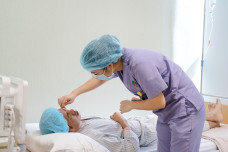 Lần đầu tiên tại Việt Nam: Thành công ghép giác mạc bằng Laser thay vì thủ công