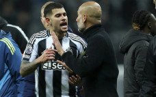 HLV Pep Guardiola giận dữ sau khi Man City thua đau, trút giận vào... quay phim