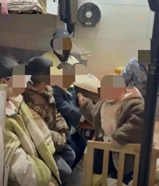 Xôn xao người phụ nữ nuôi 8 đứa trẻ trong phòng vài mét vuông