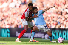 Khó tin: HLV Guardiola hôn má trọng tài gây sốc ở trận Arsenal - Man City