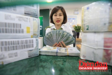 NHNN nâng tỷ giá trung tâm, áp lực USD/VND vẫn căng ở một số thời điểm