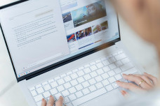 Vì sao dân văn phòng hiện đại đang ưu tiên laptop màn hình OLED?