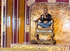 Cho thôi việc 2 nhân viên bảo vệ vụ ngai vua triều Nguyễn bị phá hoại