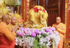 Hàng nghìn người cung tiễn xá lợi Phật từ chùa Bái Đính về chùa Phúc Sơn (Bắc Giang)