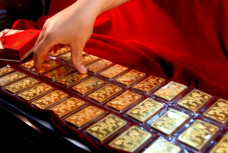 Giá vàng trong nước 'vượt mặt' thế giới