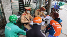 Gần 1.200 shipper và tài xế xe ôm công nghệ vi phạm giao thông chỉ trong 1 tháng