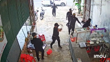Tin mới vụ nhóm côn đồ che mặt đập phá quán phở, tạt sơn nhà dân ở Đắk Lắk
