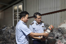 Đột kích xưởng sản xuất tất giả nhãn hiệu nổi tiếng