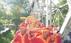 Trang phục đội gánh kiệu hoàng hậu gây tranh cãi tại lễ diễu hành áo dài ở Huế