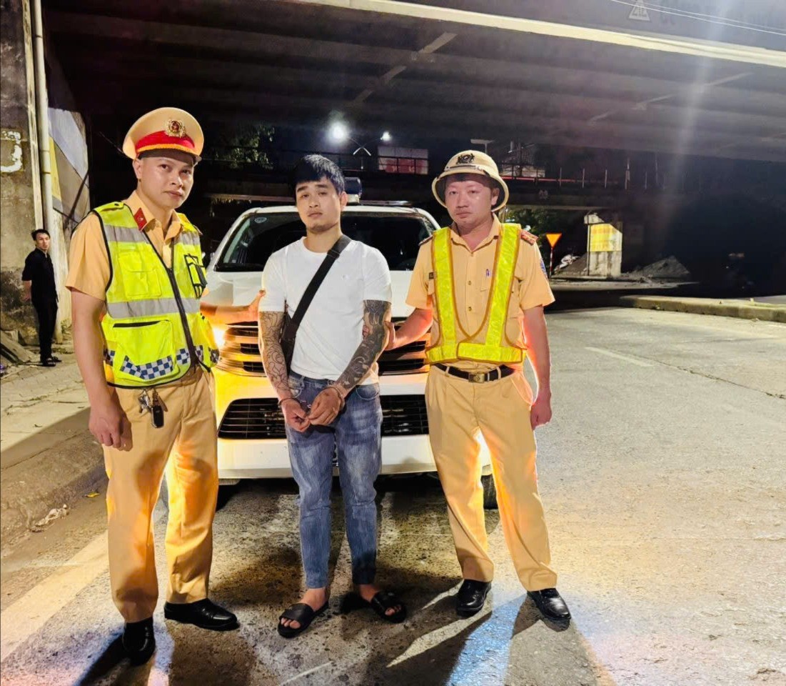 anh-1-luc-luong-canh-sat-thong-cong-an-tinh-bat-giu-doi-tuong-cung-tang-vat-5866