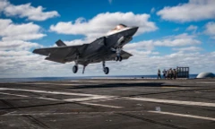 Tiêm kích tàng hình F-35 lao thẳng xuống đất, bốc cháy dữ dội