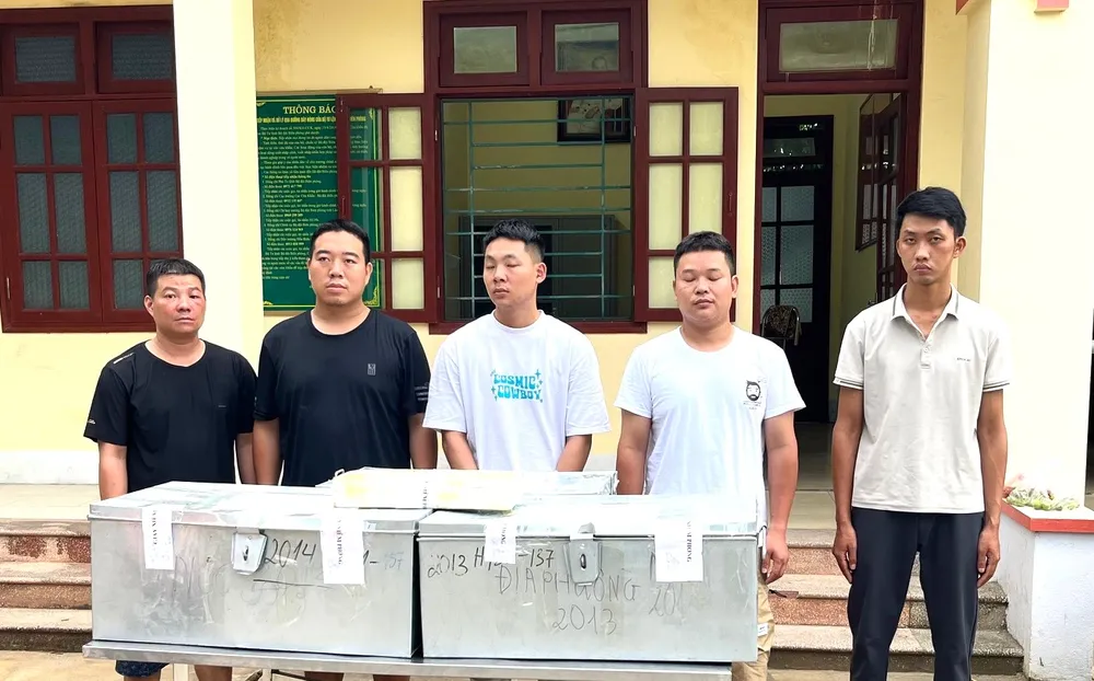 icac-doi-tuong-lien-quan-du-day-van-chuyen-bac-qua-bien-gioi-cung-tang-vat-co-tri-gia-gan-7-ty-dong-7773-8896.jpg