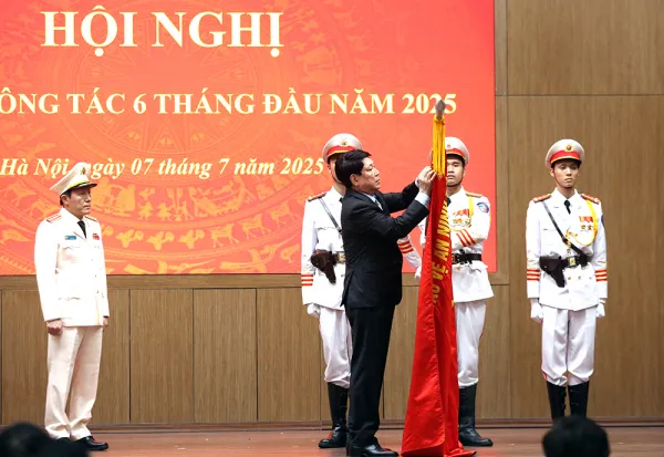 Trao Huân chương cao quý tặng Bộ Công an và các tập thể, cá nhân xuất sắc
