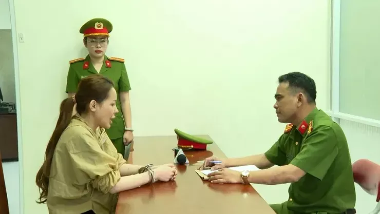 Mẹ của Ngân 98 có vô can khi đứng tên công ty cho con?