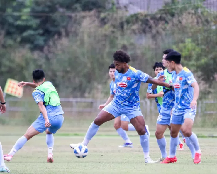 Không ai “son” như HLV Kim Sang-sik