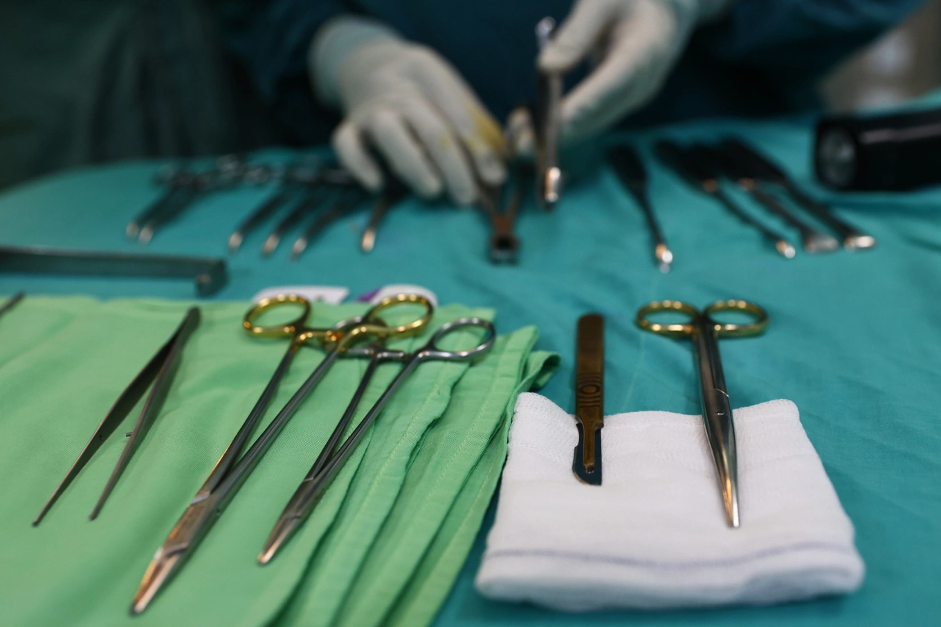 Gãy dương vật do bắt chước tư thế sex như phim