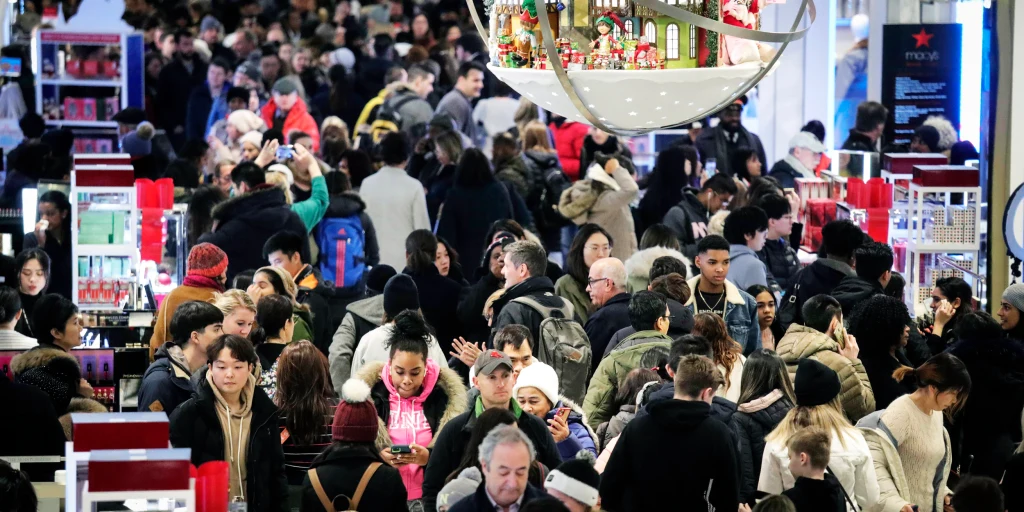 “Biển người” kỷ lục đi săn sale: Black Friday năm nay lại là mùa “khuyến mãi keo kiệt” nhất