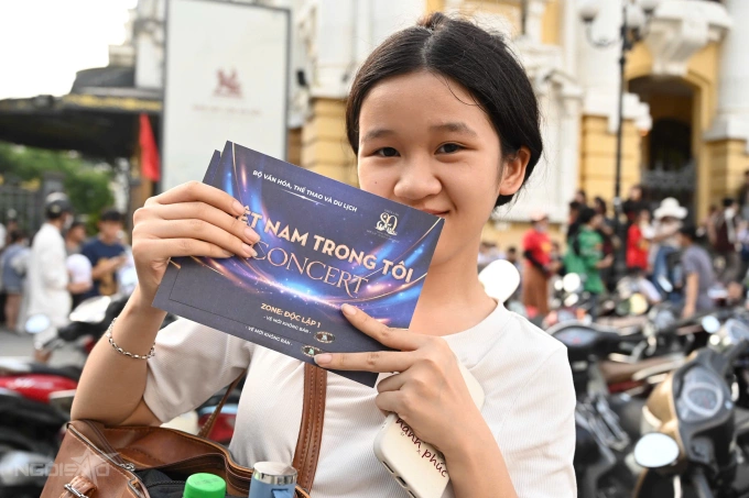 Khán giả xếp hàng từ 3h sáng, ngất xỉu vì chen chúc khi chờ nhận vé 'concert quốc gia'