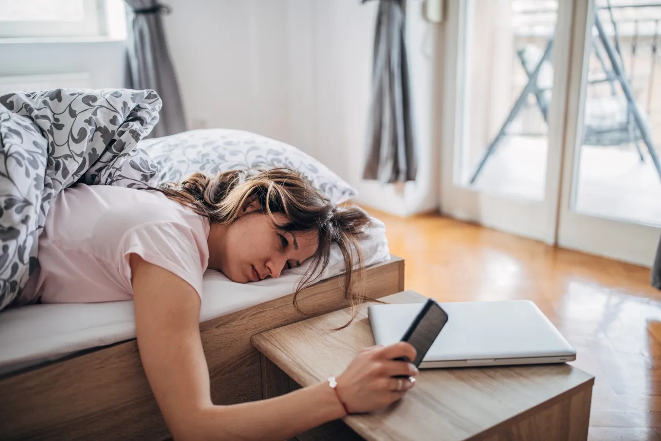 Gen Z kiệt quệ tài chính: Nằm lì trên giường để trốn tránh hay để đầu tư?