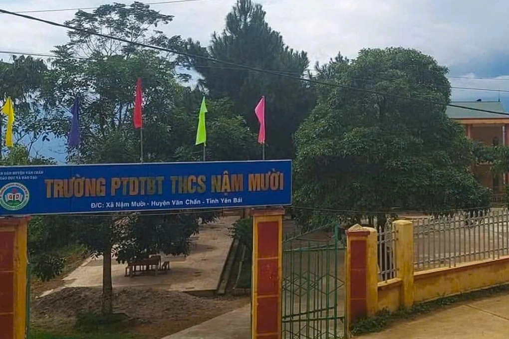 Đổ trụ cổng trường học, 2 anh em ruột tử vong