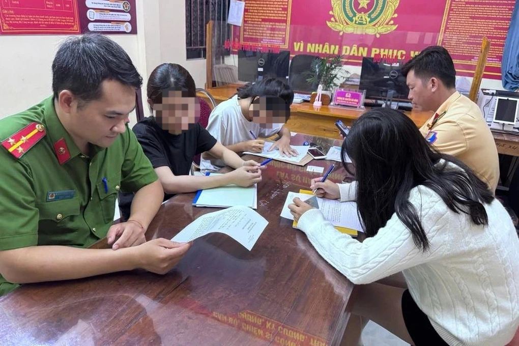 Xử phạt 2 nữ sinh "diễn xiếc" trên xe máy điện