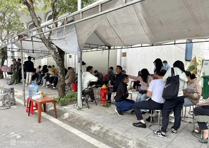 Xếp hàng xuyên đêm nộp hồ sơ mua nhà xã hội tại Hà Nội