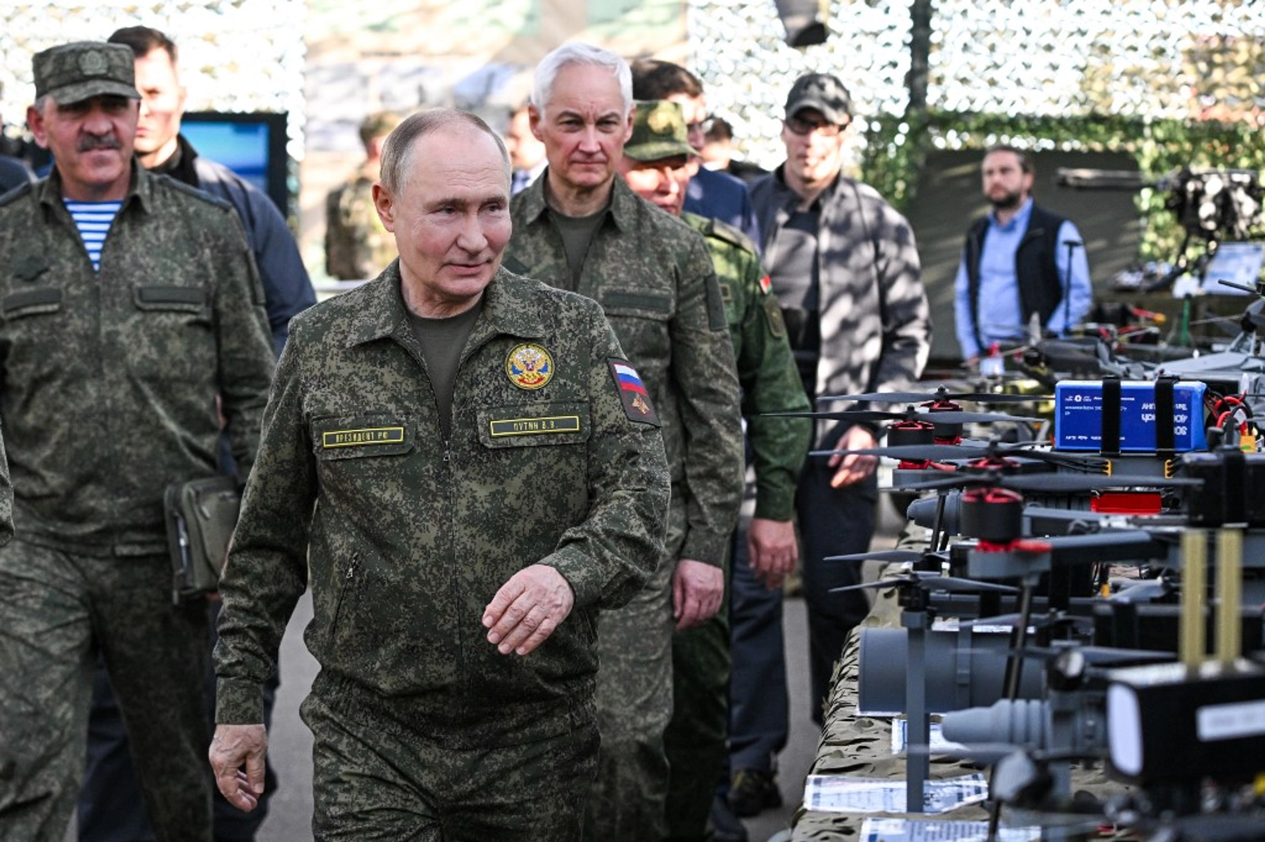 Ông Putin mặc quân phục, dự tập trận chung Nga - Belarus