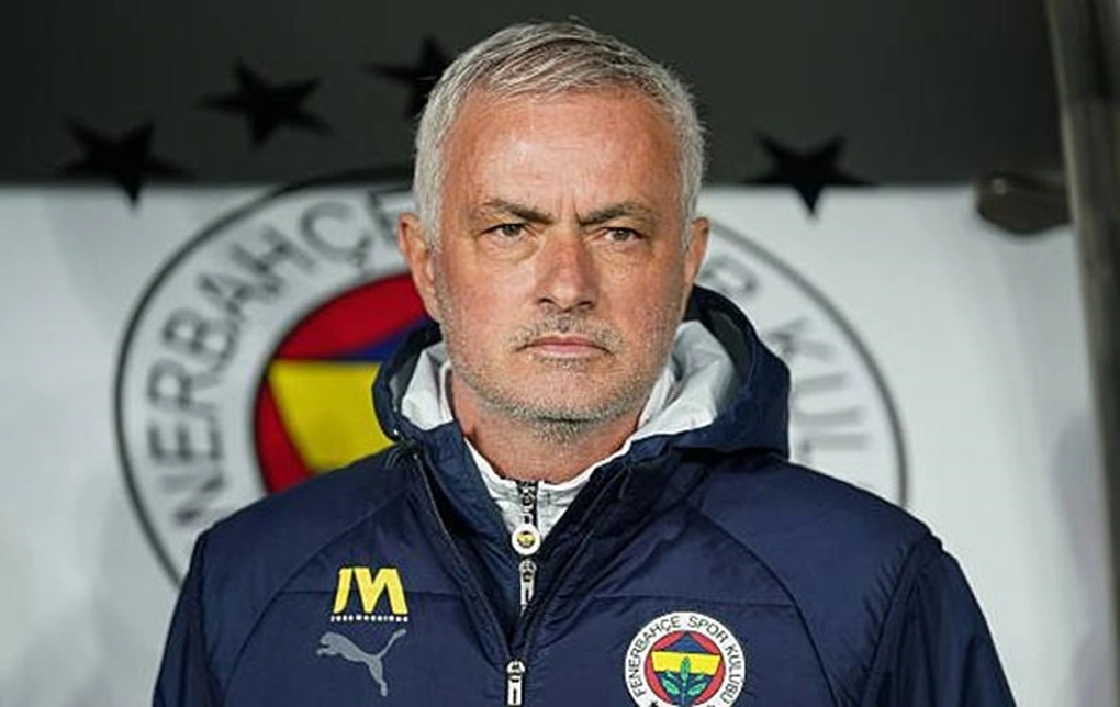 so-tien-hlv-mourinho-nhan-duoc-khi-bi-sa-thai-gay-choang-vang-1756533560889