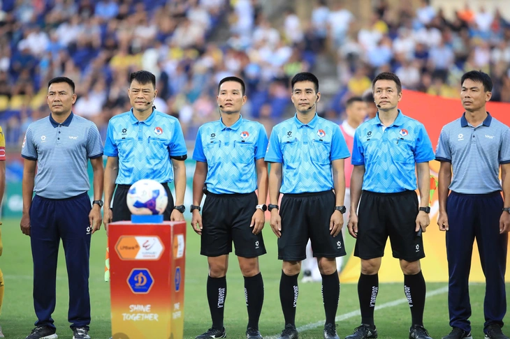 to-trong-tai-lam-nhiem-vu-tran-ha-noi-v-song-lam-nghe-an-v22-v-league-2024-2025-1747465889849570166113